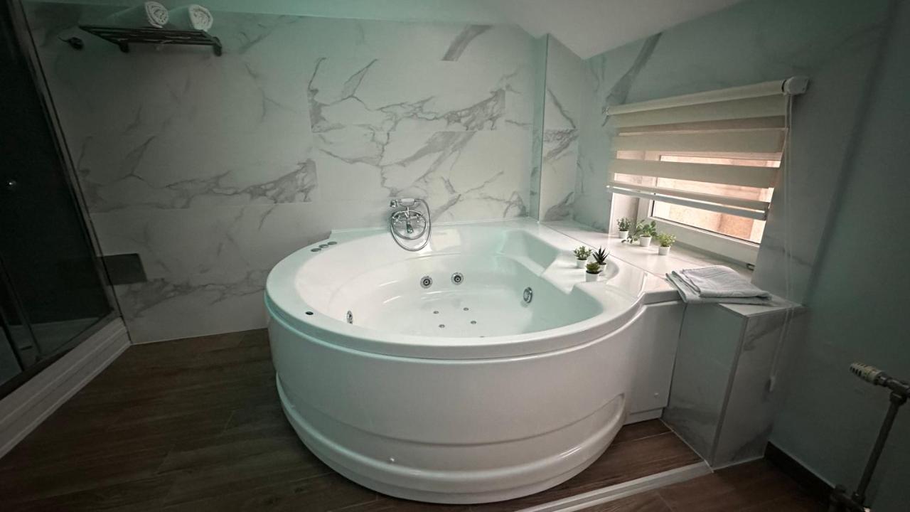 Seti Gorgeous Apartments With Jacuzzi 贝尔格莱德 外观 照片